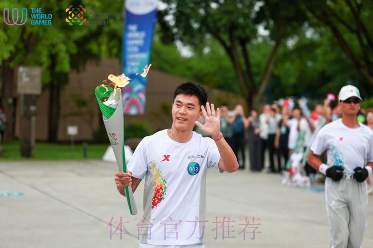 青春之火闪耀三星堆！胡荷韬传递成都世运会“竹梦”火炬！